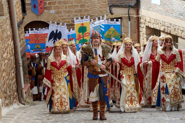 ARTAJONA. Desfile de Caballeros y Damas de Navarra Bando Cristiano caravaqueño de Caballeros y Damas de Navarra.